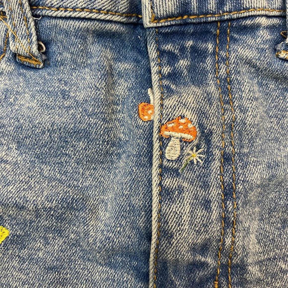 Tinseltown Mushroom Embroidered Frayed Denim Shorts Size 7 - Picture 6 of 13